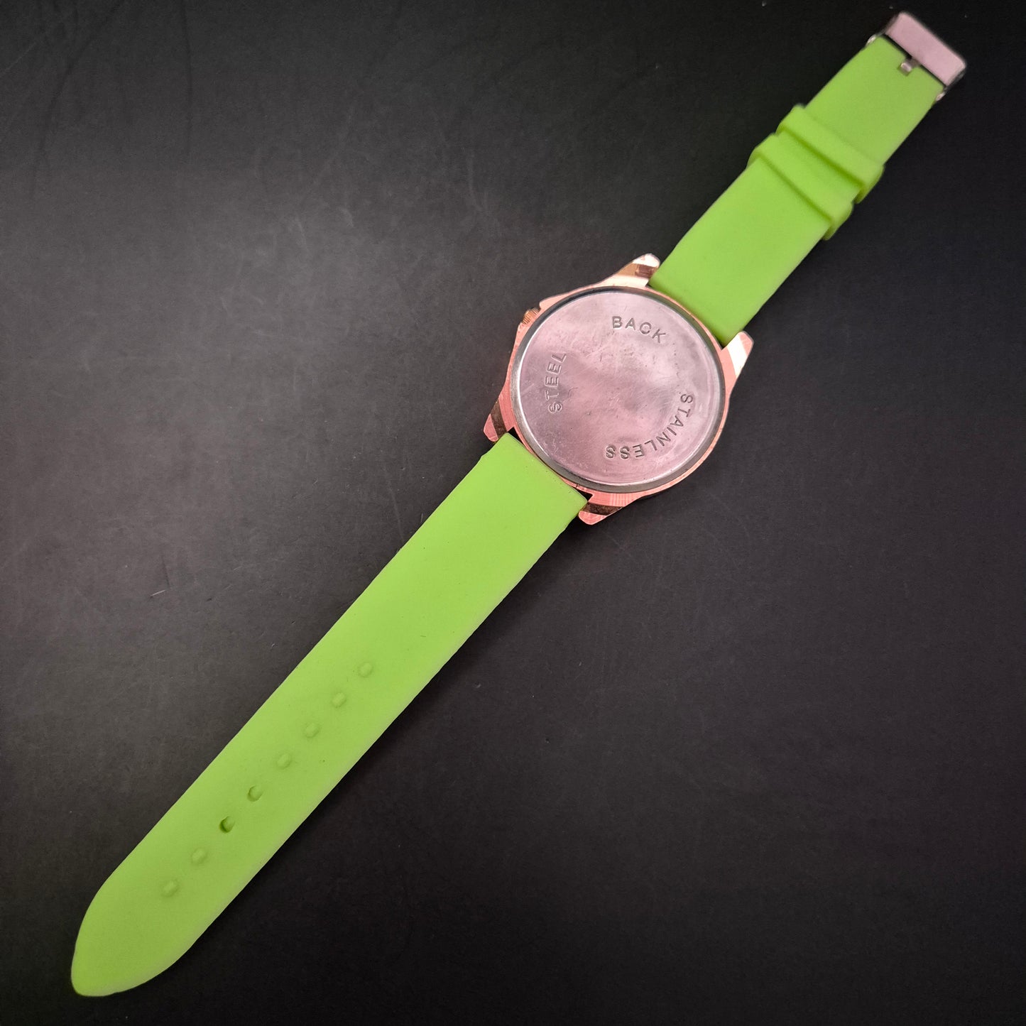 Auffällige Damen Uhr von Geneva – Roségold mit Strass und grünem Band