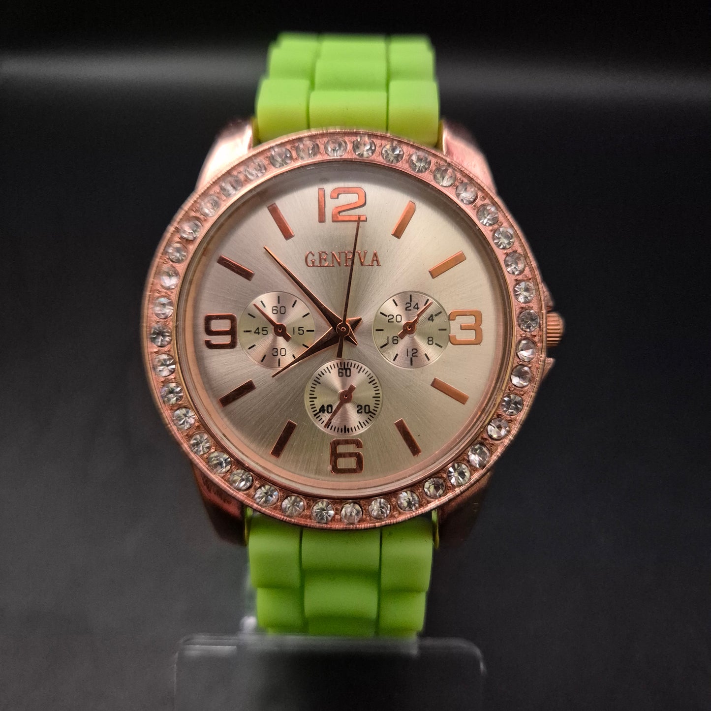 Auffällige Damen Uhr von Geneva – Roségold mit Strass und grünem Band