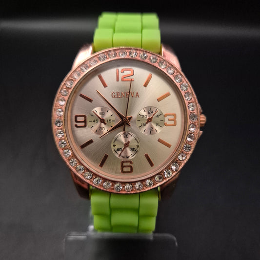 Auffällige Damen Uhr von Geneva – Roségold mit Strass und grünem Band