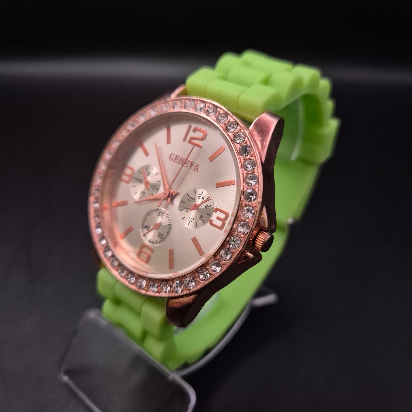 Auffällige Damen Uhr von Geneva – Roségold mit Strass und grünem Band