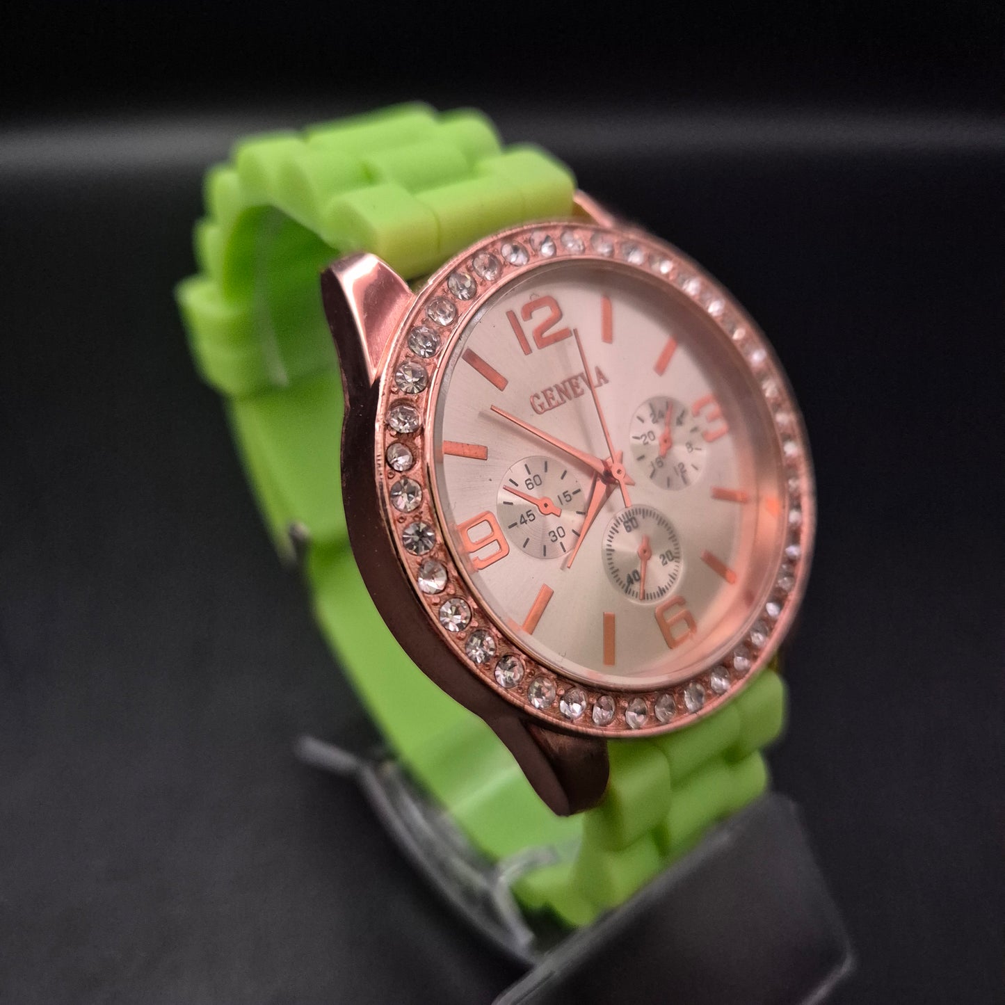 Auffällige Damen Uhr von Geneva – Roségold mit Strass und grünem Band