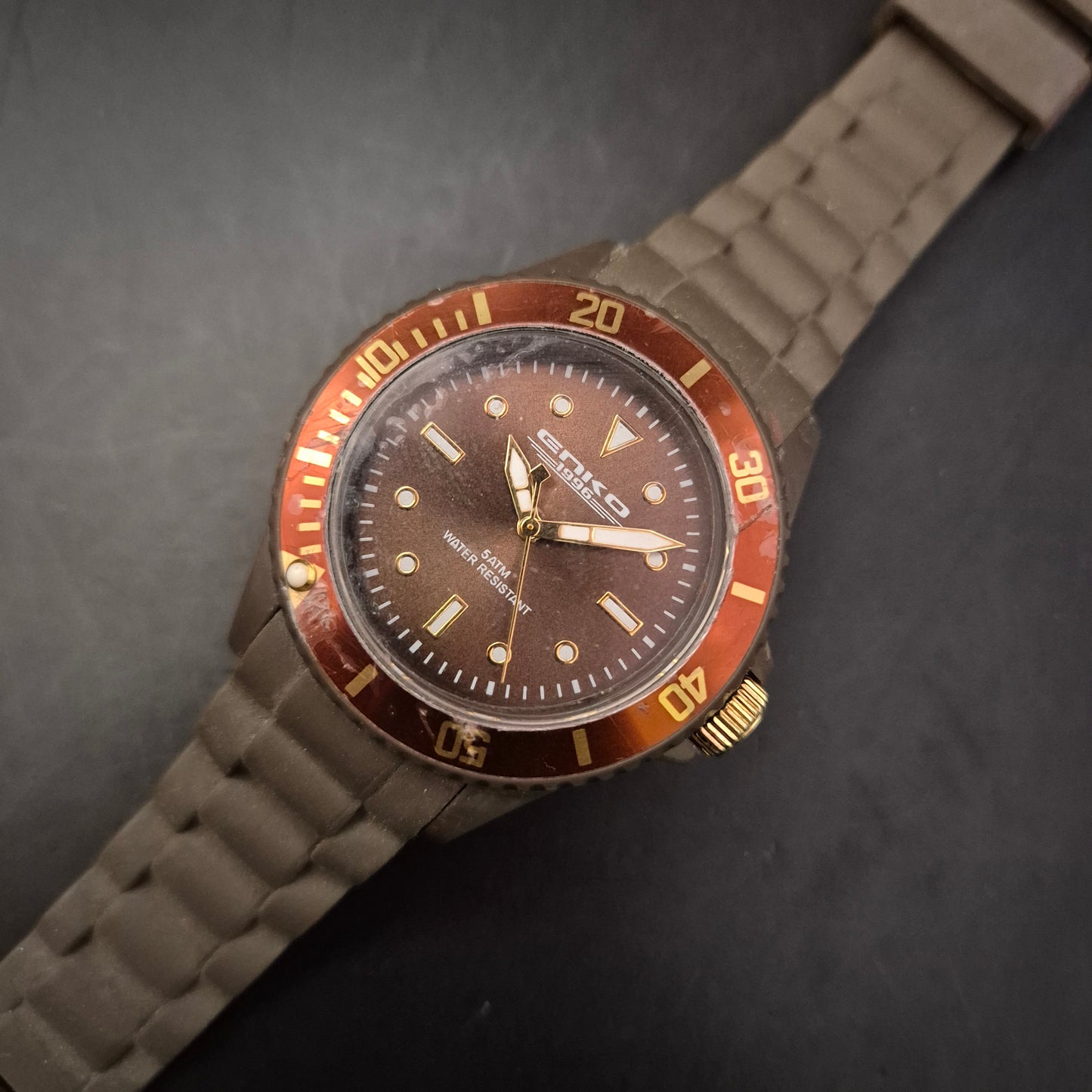 Sportliche Herren Uhr von Emko – Robustes Design mit drehbarer Lünette