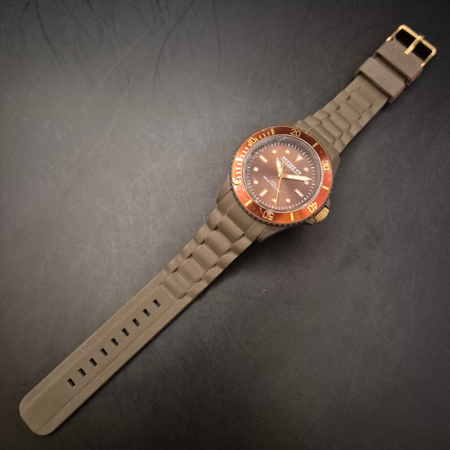 Sportliche Herren Uhr von Emko – Robustes Design mit drehbarer Lünette