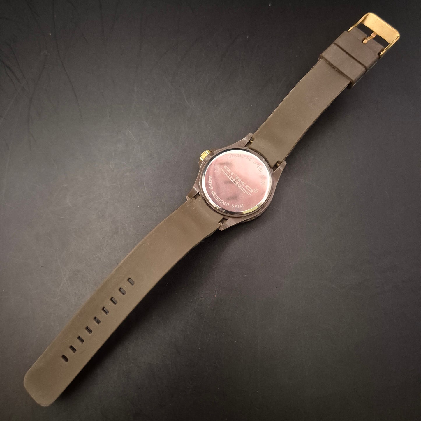 Sportliche Herren Uhr von Emko – Robustes Design mit drehbarer Lünette