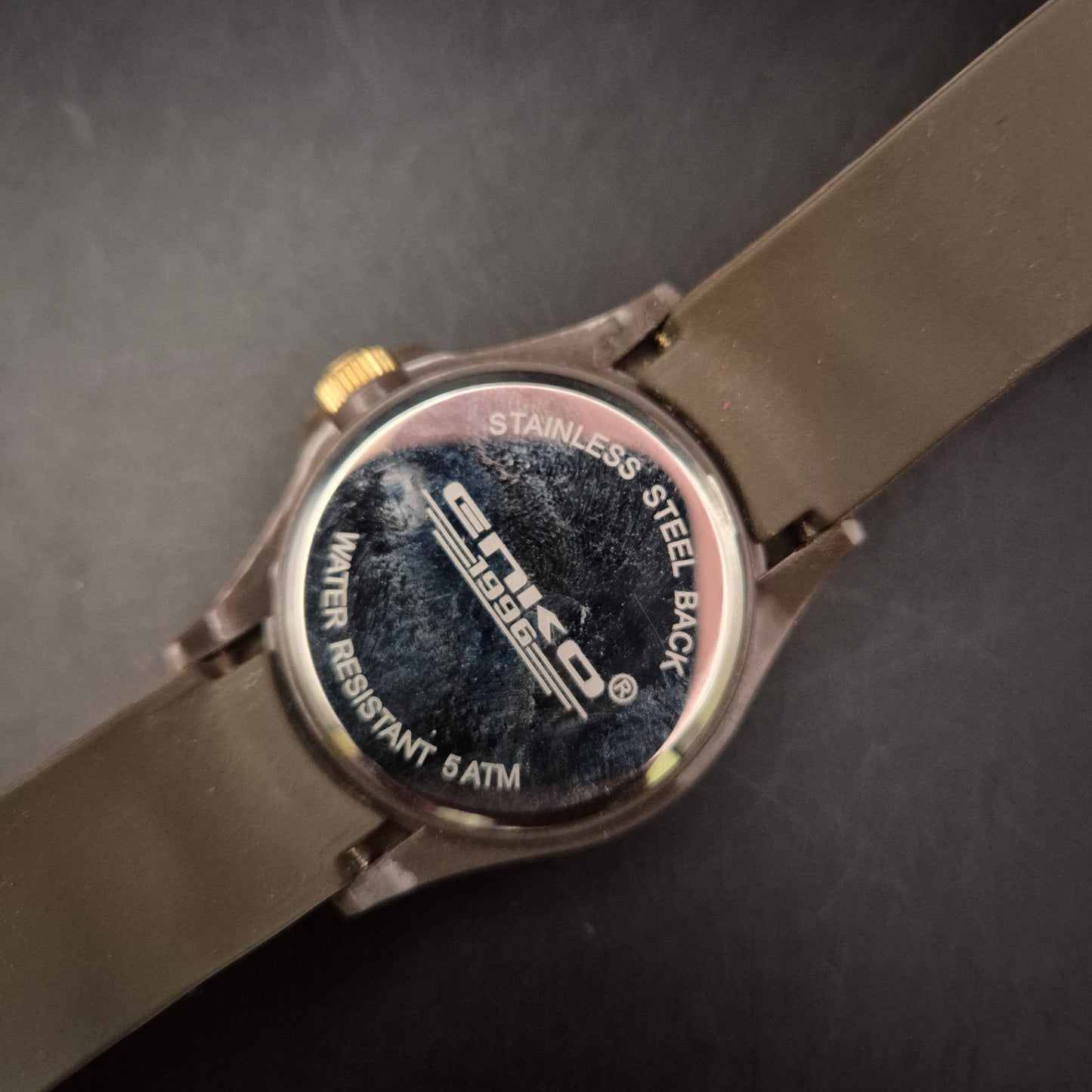 Sportliche Herren Uhr von Emko – Robustes Design mit drehbarer Lünette