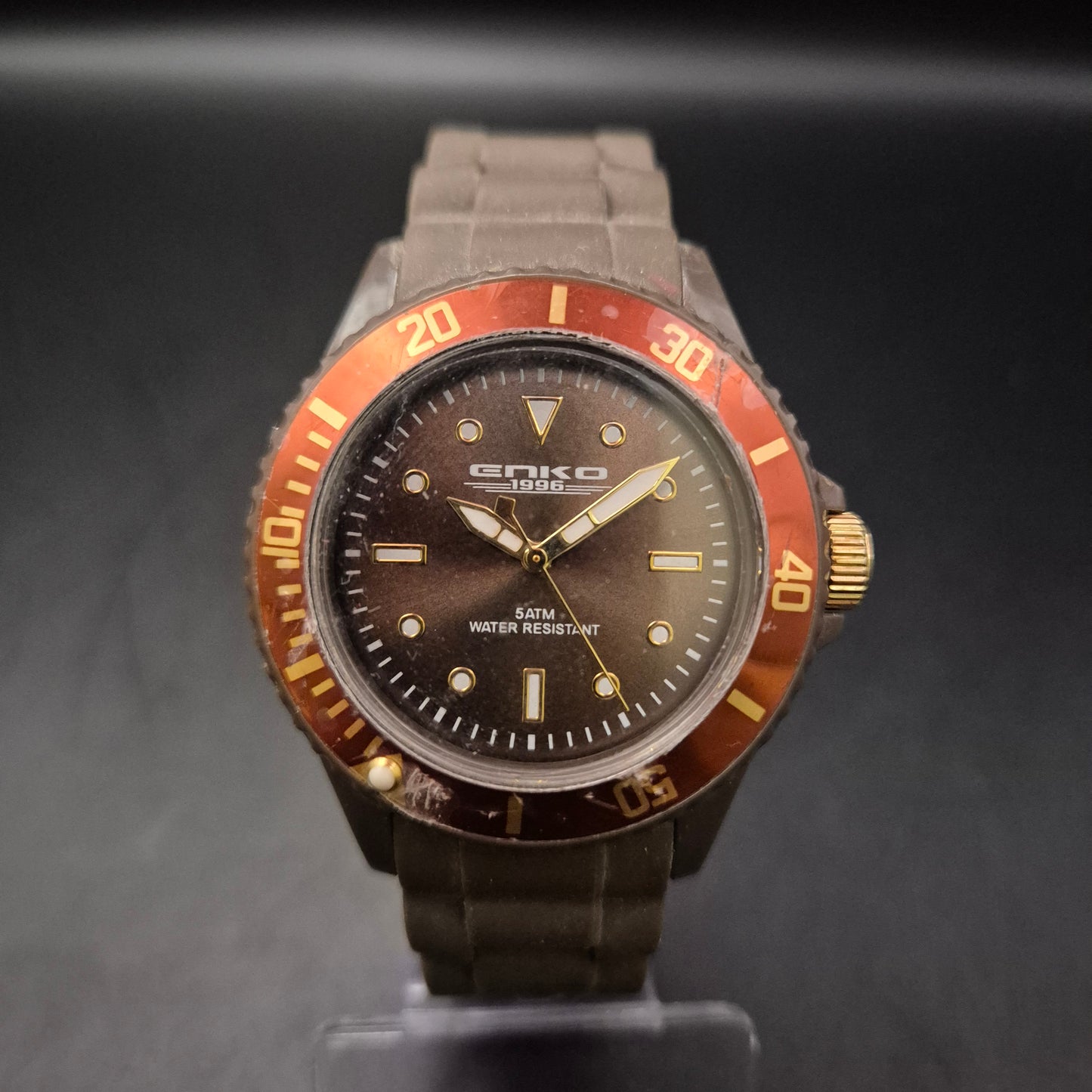 Sportliche Herren Uhr von Emko – Robustes Design mit drehbarer Lünette