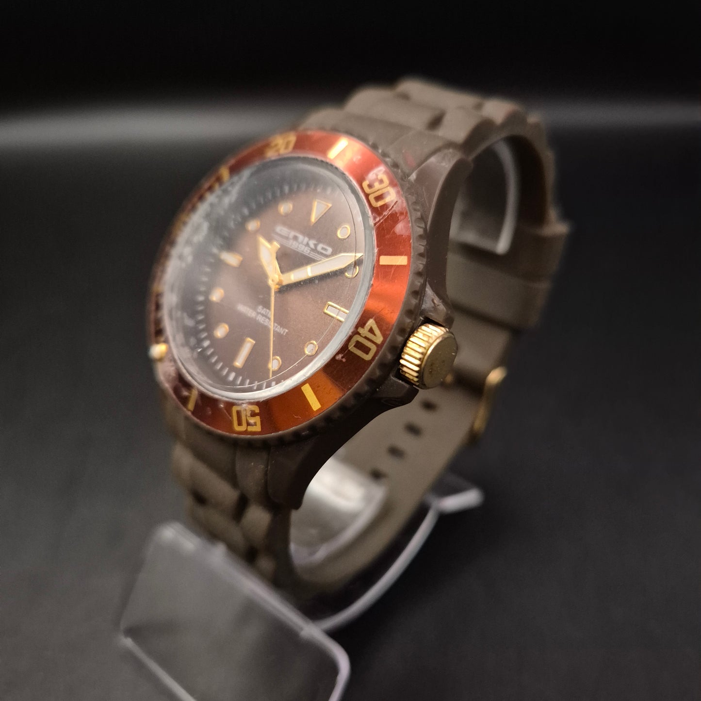 Sportliche Herren Uhr von Emko – Robustes Design mit drehbarer Lünette