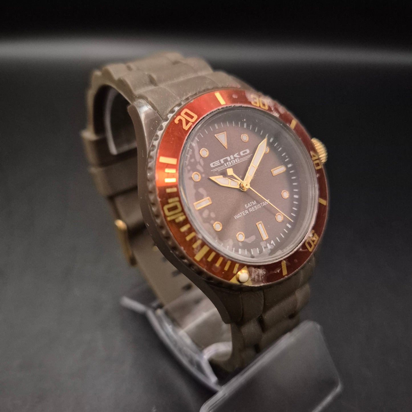 Sportliche Herren Uhr von Emko – Robustes Design mit drehbarer Lünette