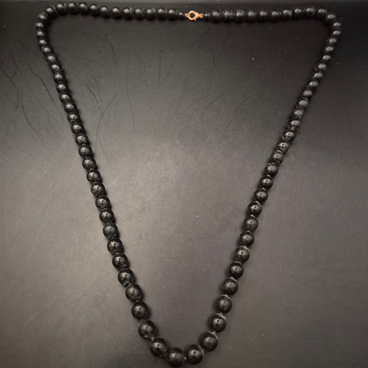 Schwarze Lava Halskette – Naturstein Schmuck für einen markanten Look