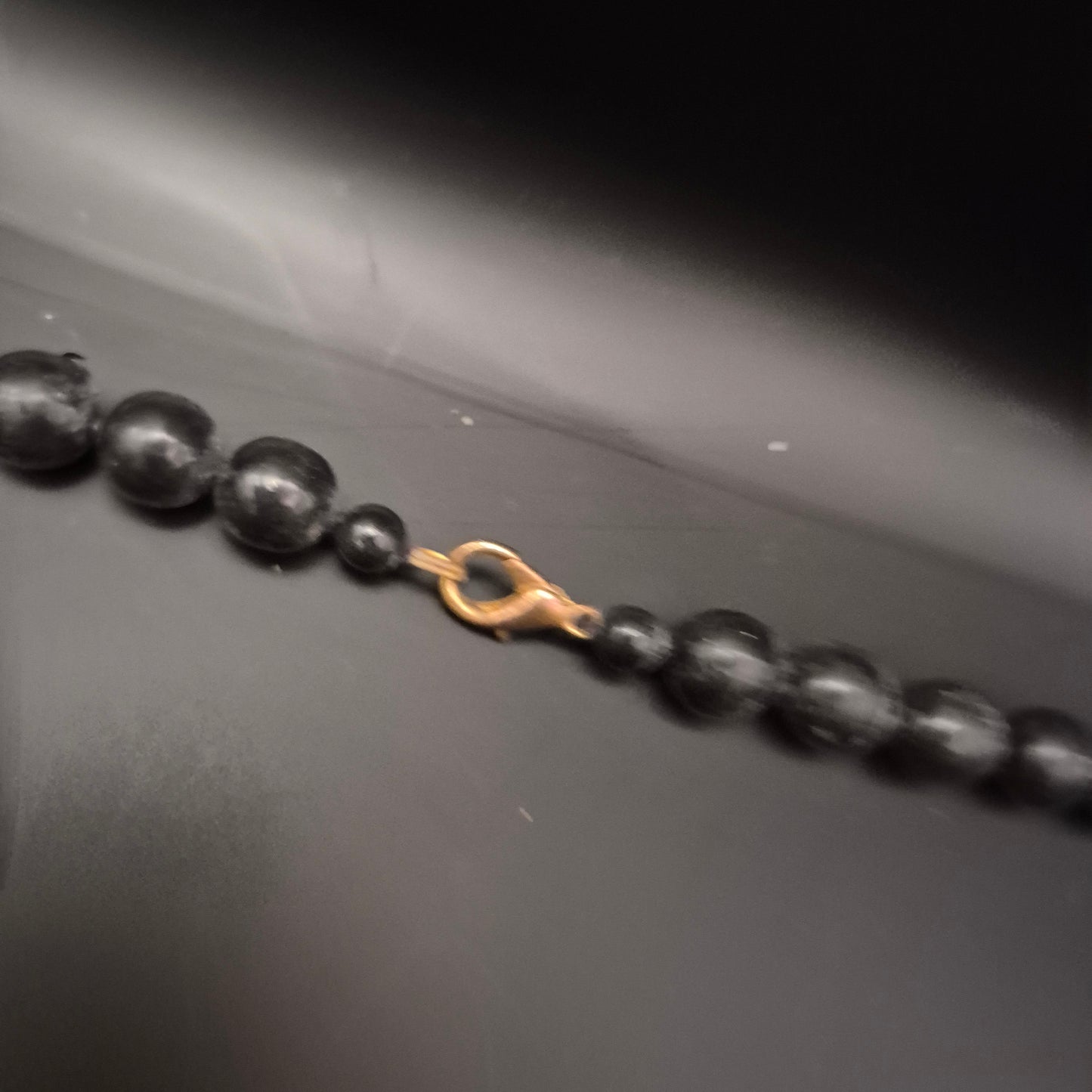 Schwarze Lava Halskette – Naturstein Schmuck für einen markanten Look