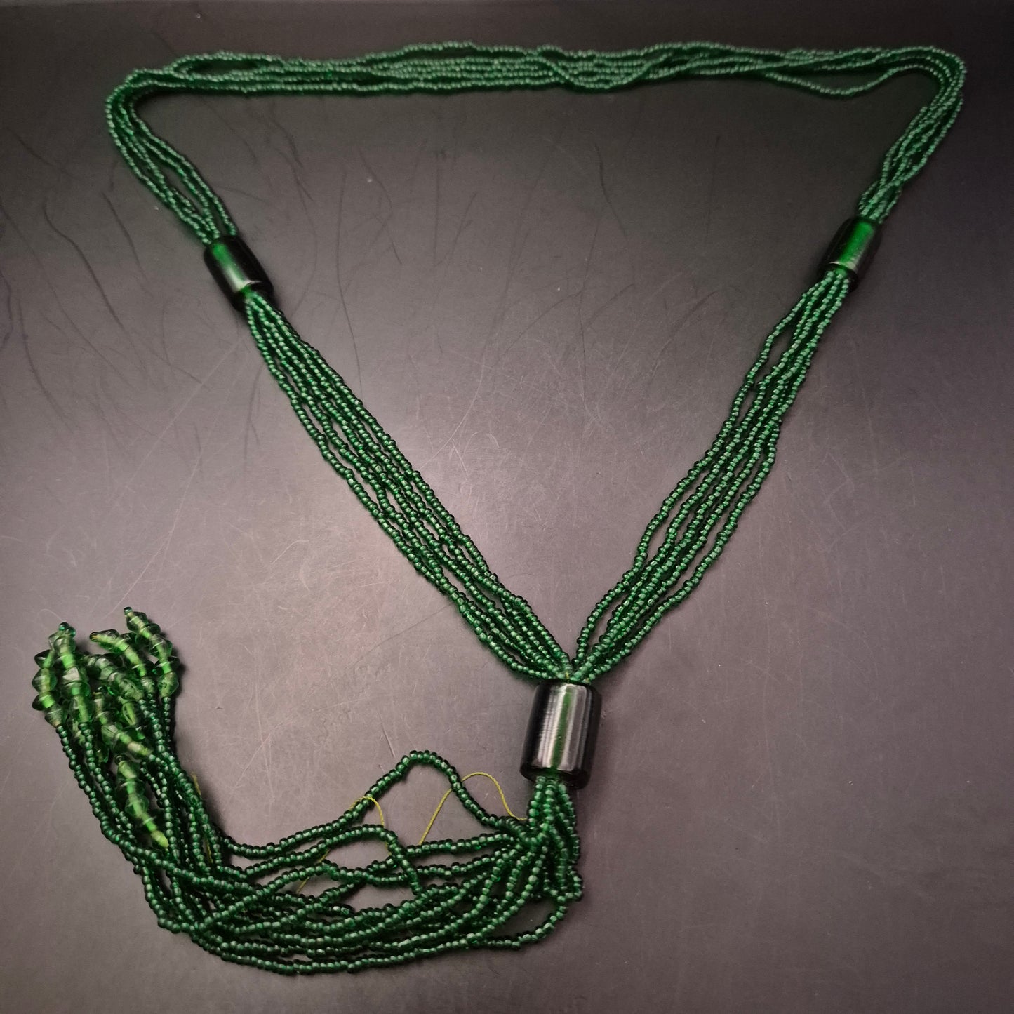 Grüne Perlen Halskette – Mehrreihiges Design mit Ethno-Charakter