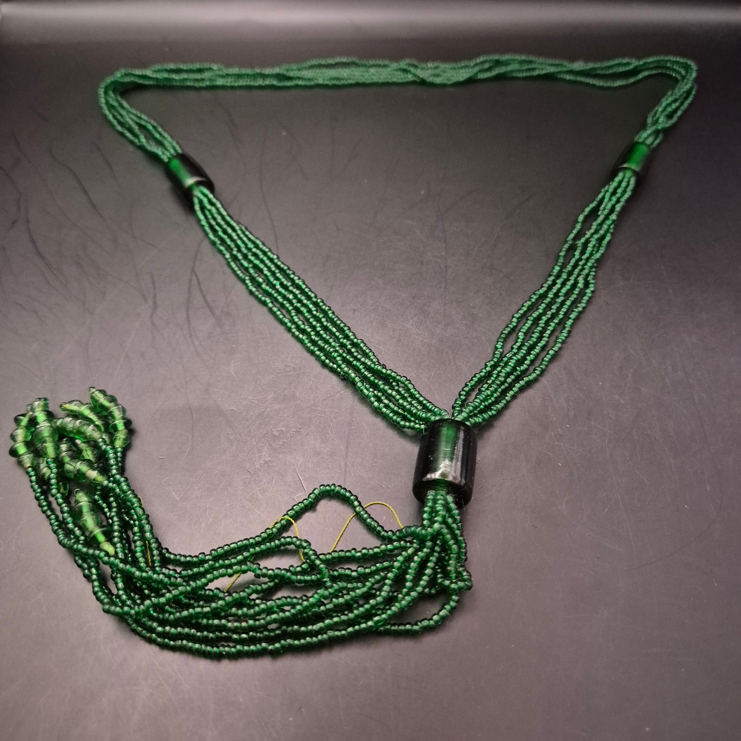 Grüne Perlen Halskette – Mehrreihiges Design mit Ethno-Charakter