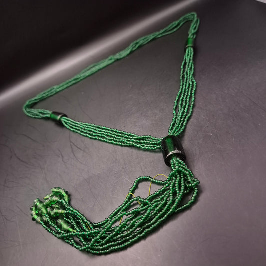 Grüne Perlen Halskette – Mehrreihiges Design mit Ethno-Charakter