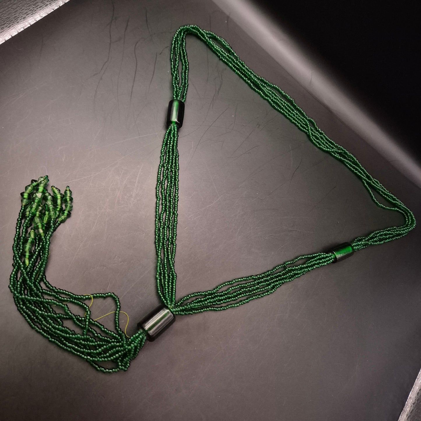 Grüne Perlen Halskette – Mehrreihiges Design mit Ethno-Charakter