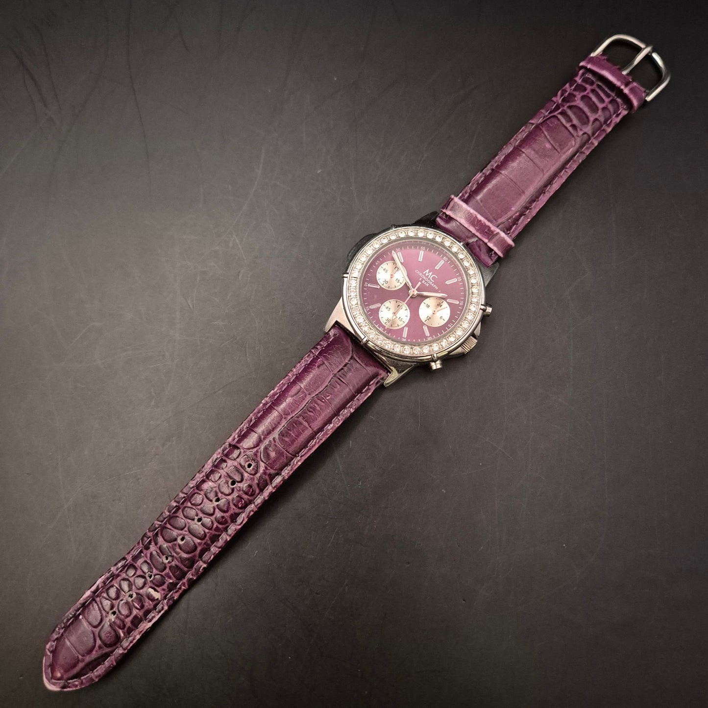 Lila Damen Uhr von MC – Strassbesetzt mit Lederarmband und Chronolook