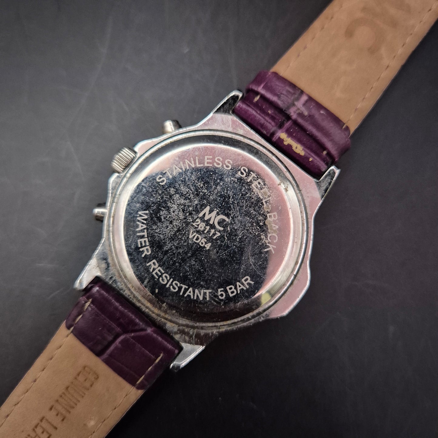 Lila Damen Uhr von MC – Strassbesetzt mit Lederarmband und Chronolook