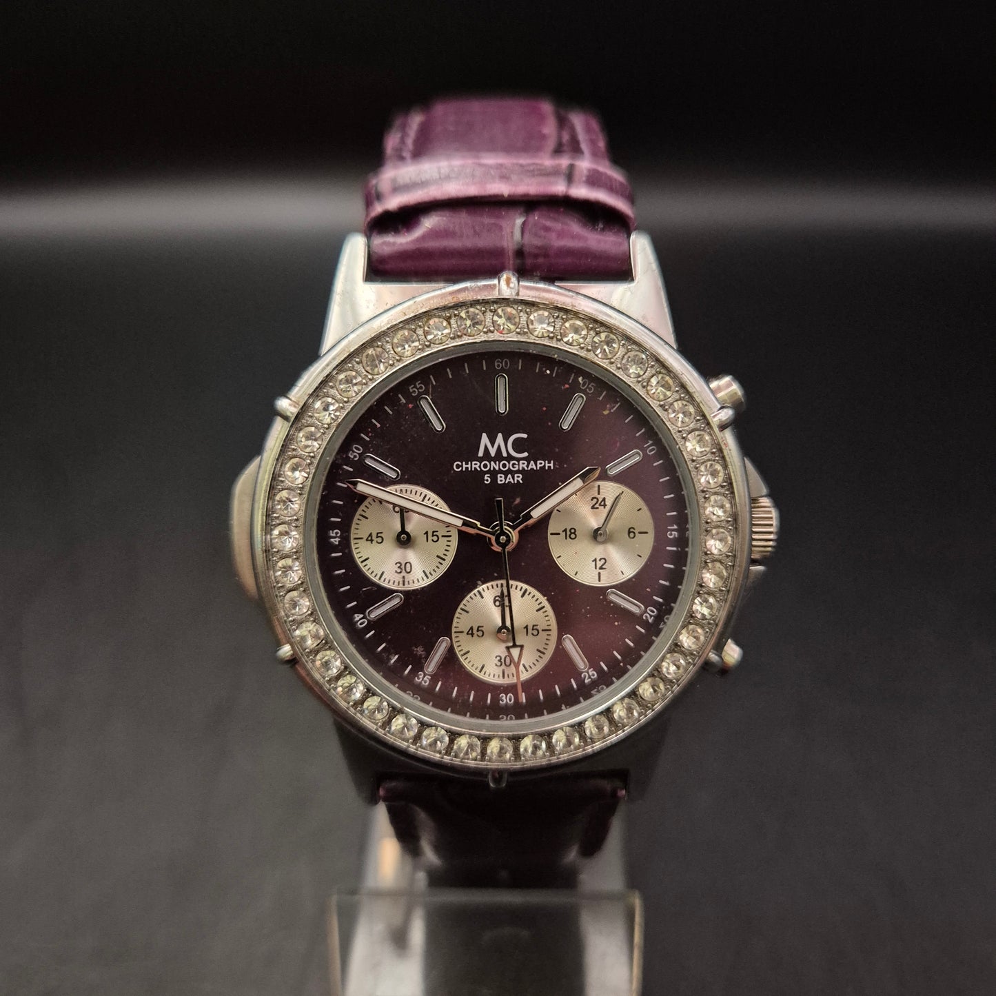 Lila Damen Uhr von MC – Strassbesetzt mit Lederarmband und Chronolook