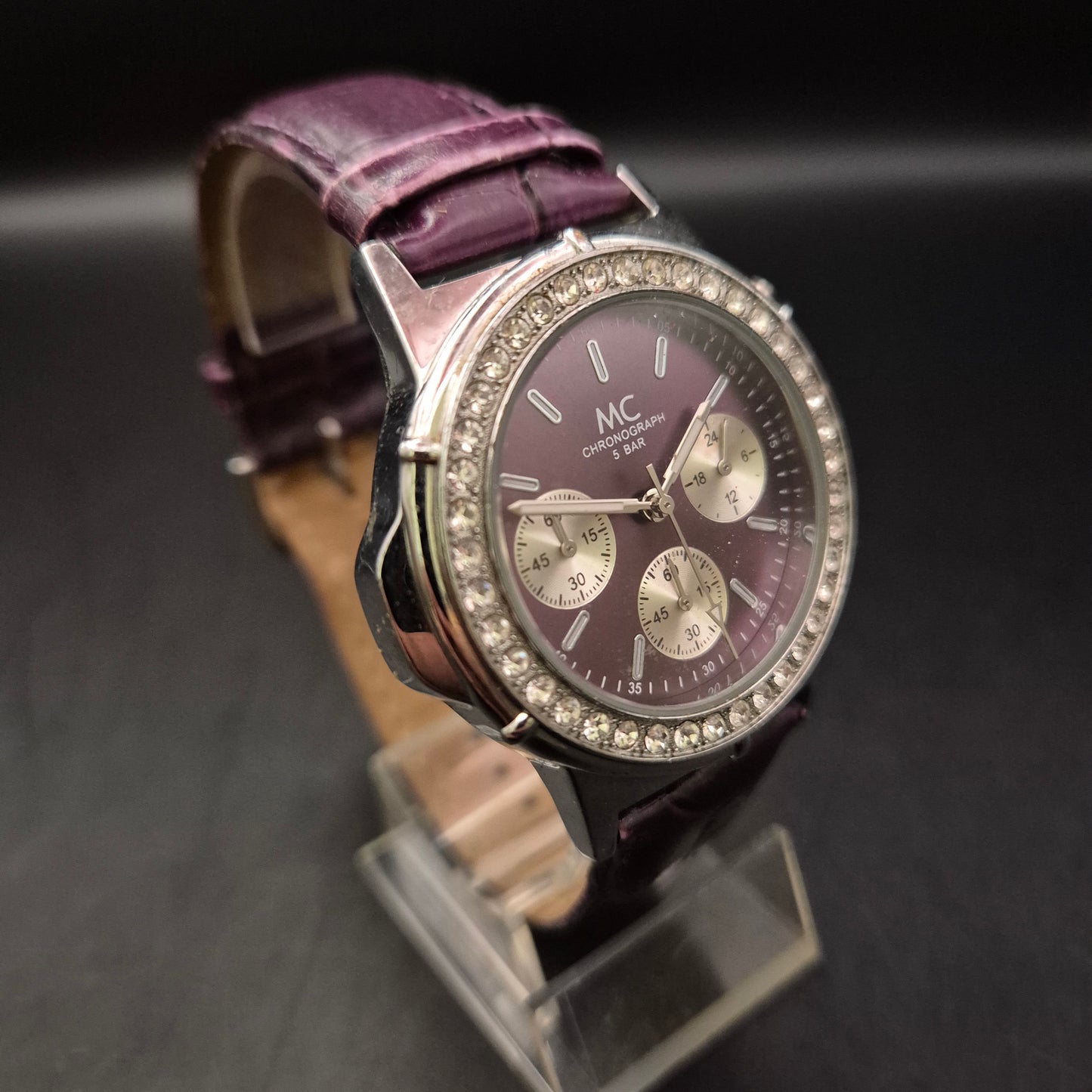 Lila Damen Uhr von MC – Strassbesetzt mit Lederarmband und Chronolook