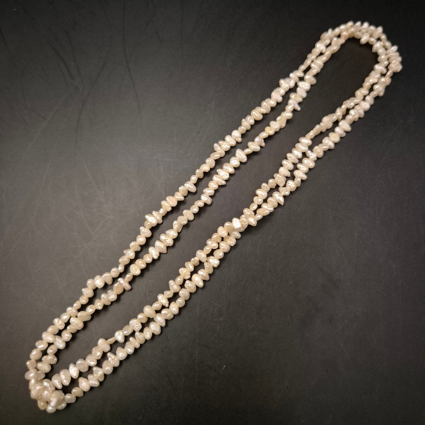 Lange Süßwasserperlenkette – Natur-Perlen im Unregelmäßigen Biwa-Stil