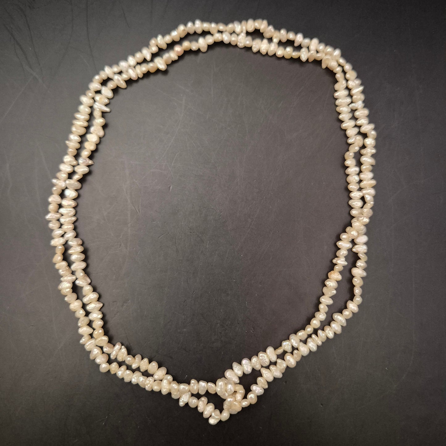 Lange Süßwasserperlenkette – Natur-Perlen im Unregelmäßigen Biwa-Stil