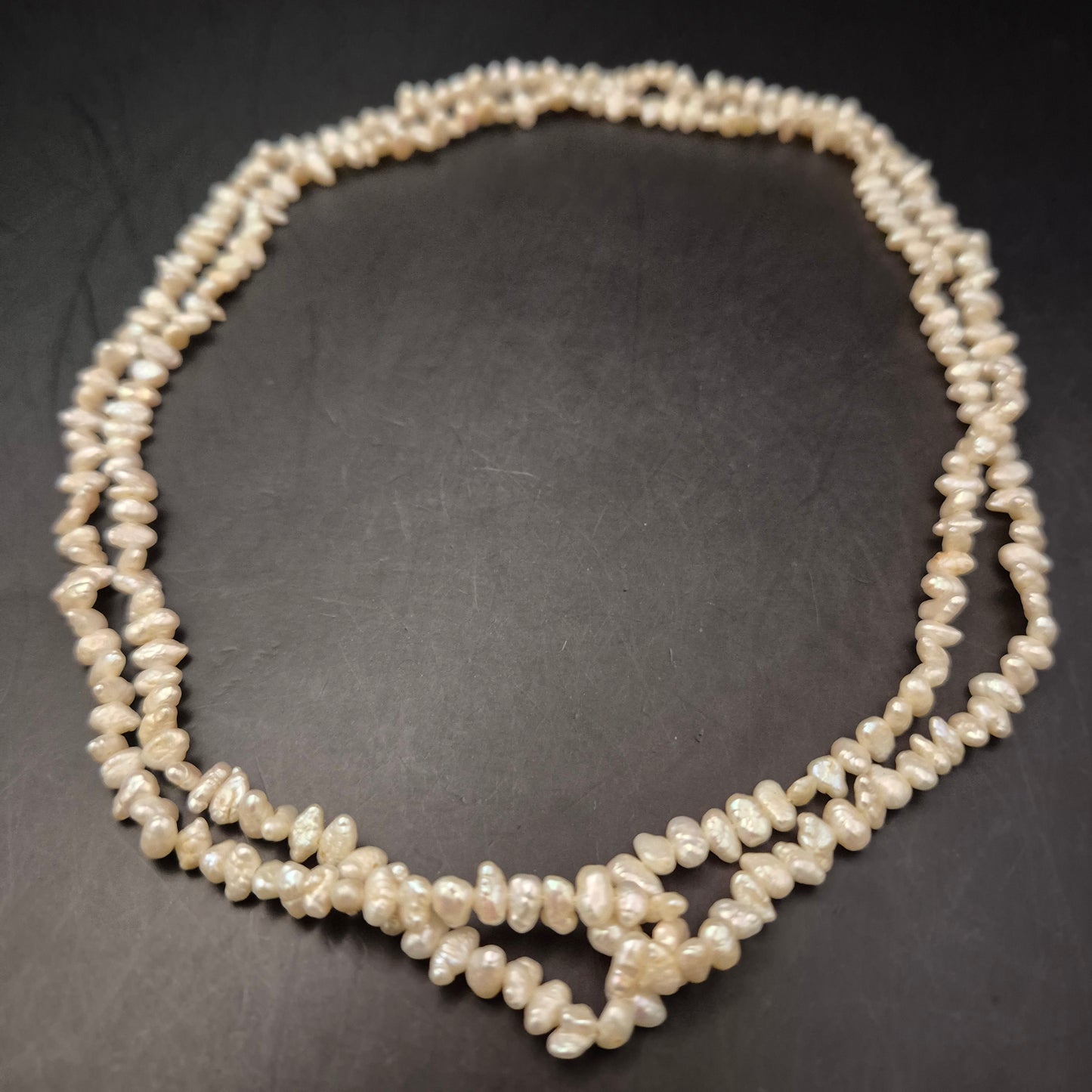 Lange Süßwasserperlenkette – Natur-Perlen im Unregelmäßigen Biwa-Stil