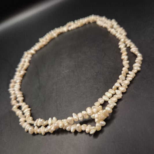 Lange Süßwasserperlenkette – Natur-Perlen im Unregelmäßigen Biwa-Stil