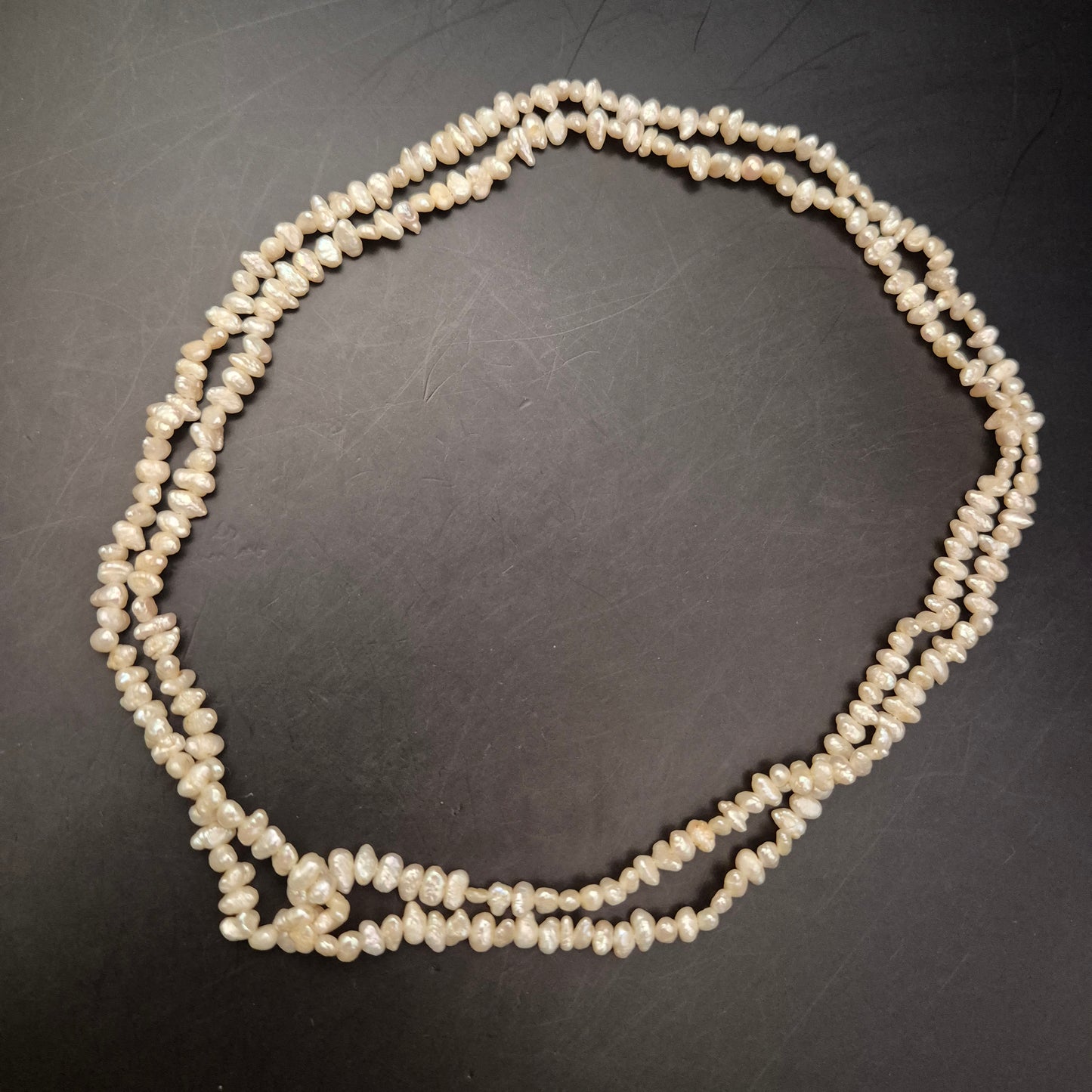 Lange Süßwasserperlenkette – Natur-Perlen im Unregelmäßigen Biwa-Stil