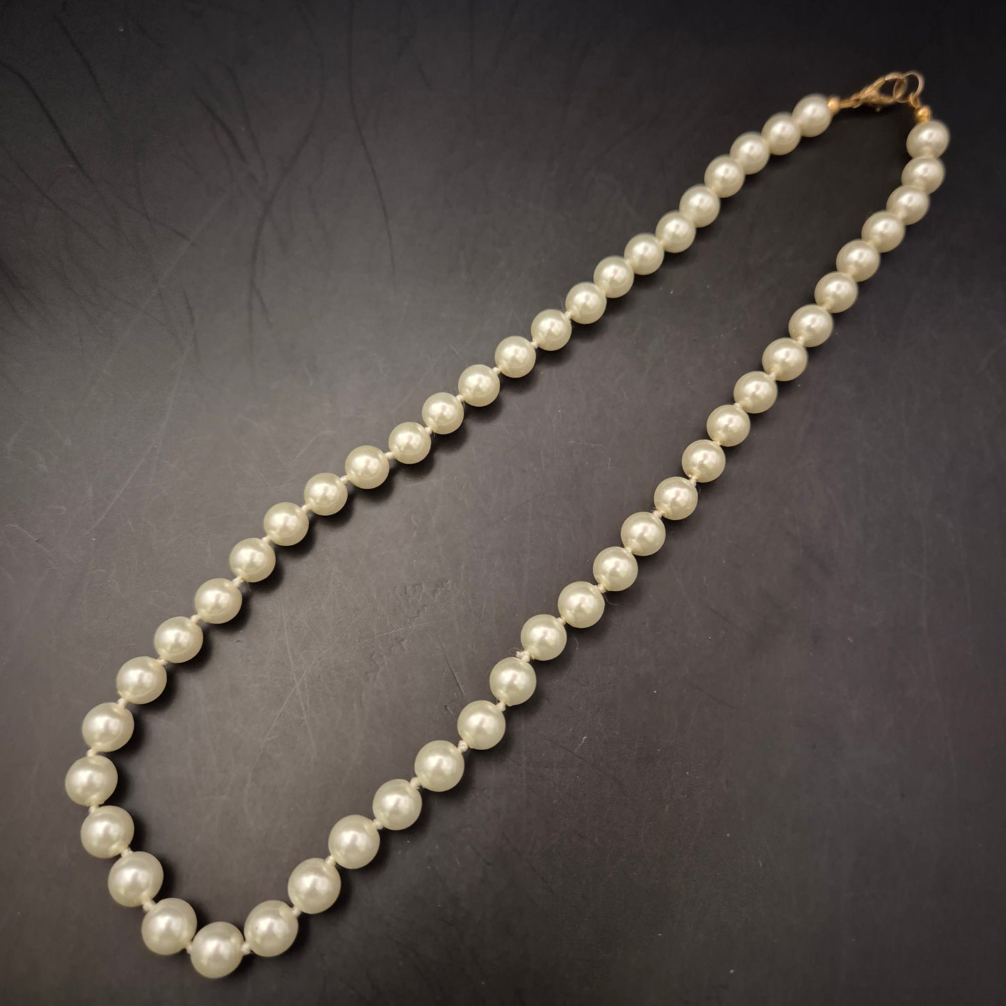 Klassisches Perlen-Collier – Uniforme Perlen in Zeitlosem Cremeweiß