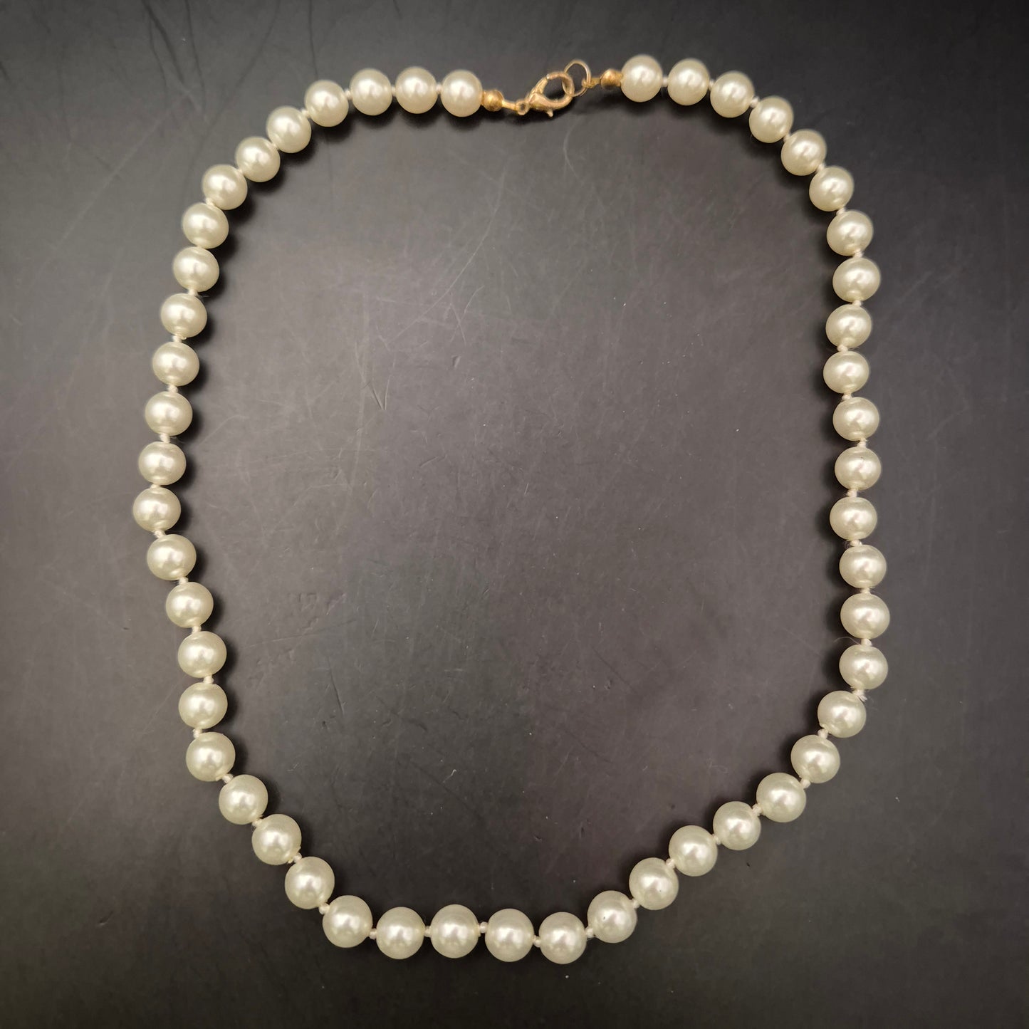 Klassisches Perlen-Collier – Uniforme Perlen in Zeitlosem Cremeweiß