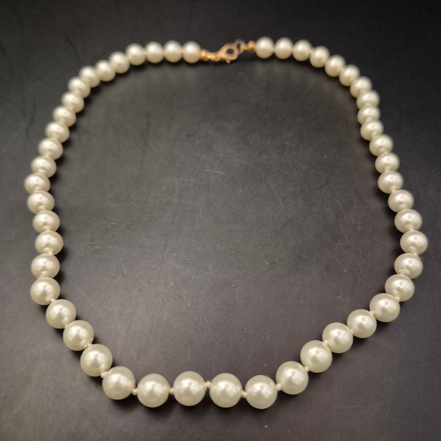 Klassisches Perlen-Collier – Uniforme Perlen in Zeitlosem Cremeweiß