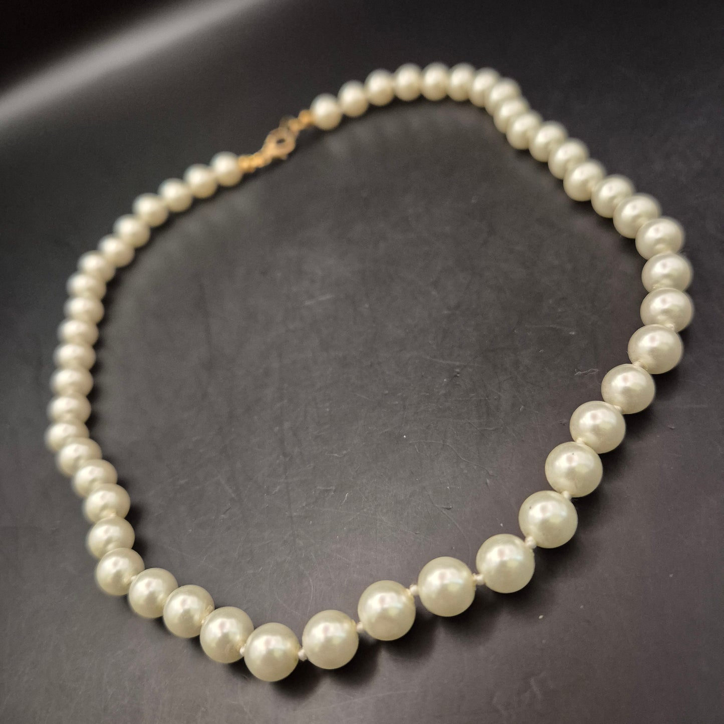 Klassisches Perlen-Collier – Uniforme Perlen in Zeitlosem Cremeweiß