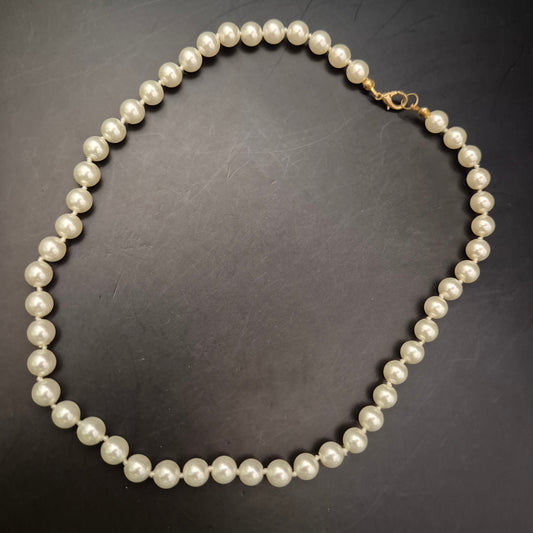 Klassisches Perlen-Collier – Uniforme Perlen in Zeitlosem Cremeweiß