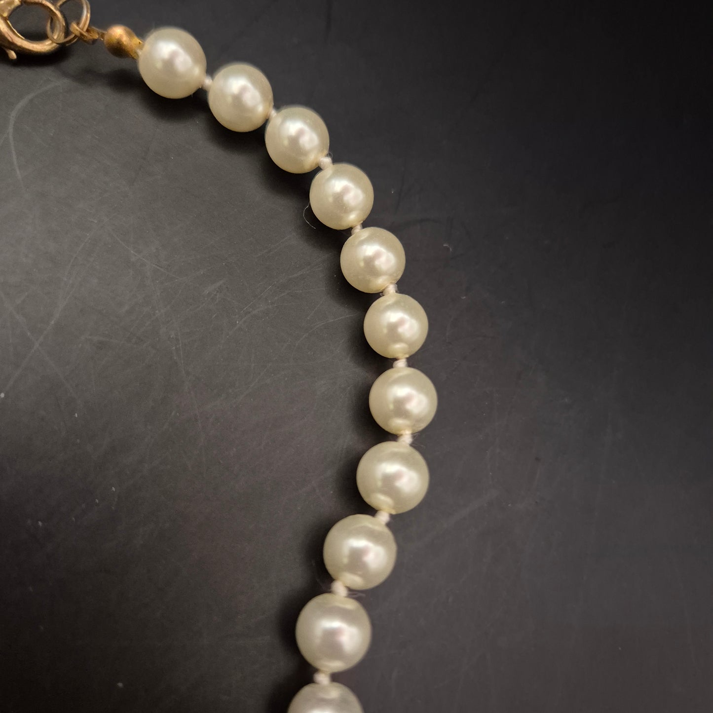 Klassisches Perlen-Collier – Uniforme Perlen in Zeitlosem Cremeweiß