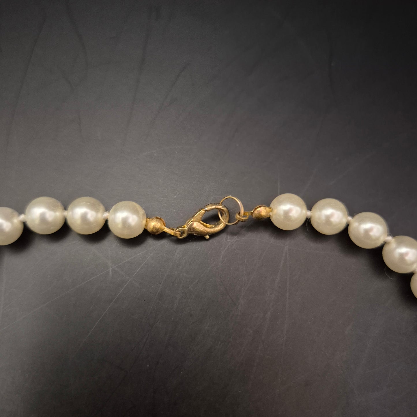 Klassisches Perlen-Collier – Uniforme Perlen in Zeitlosem Cremeweiß