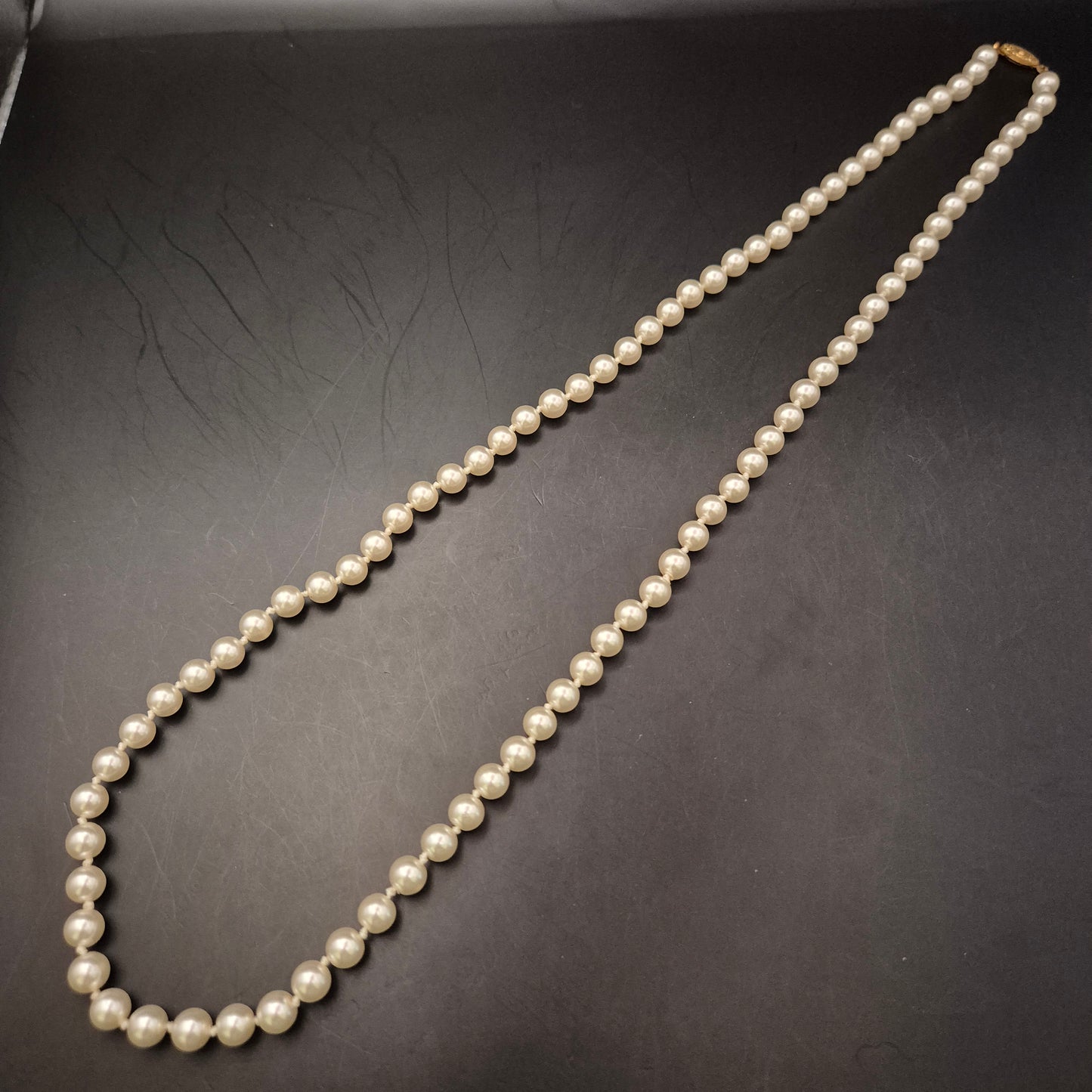 Elegantes Perlen-Collier – Verlaufende Größe mit Edler Kastenschließe