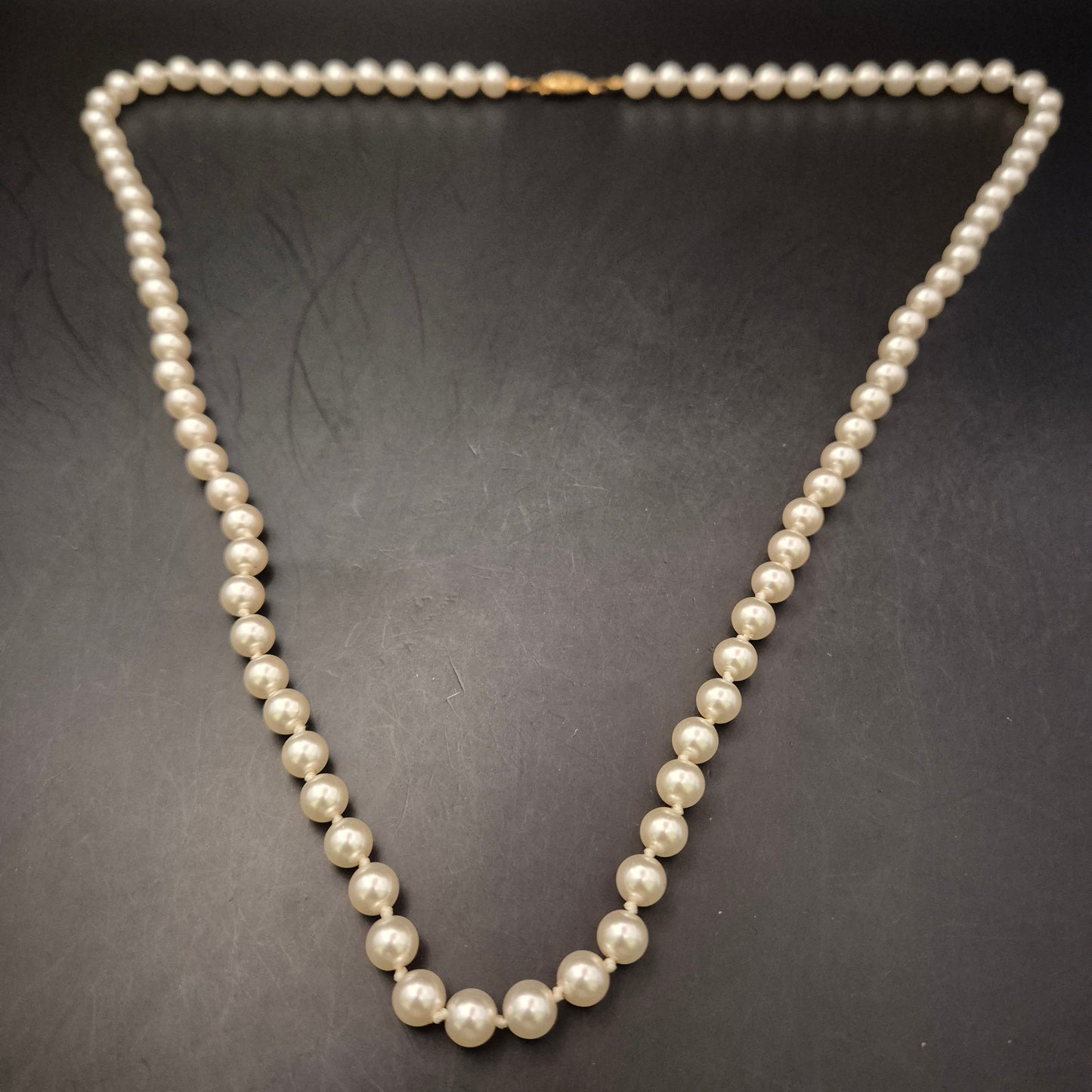 Elegantes Perlen-Collier – Verlaufende Größe mit Edler Kastenschließe