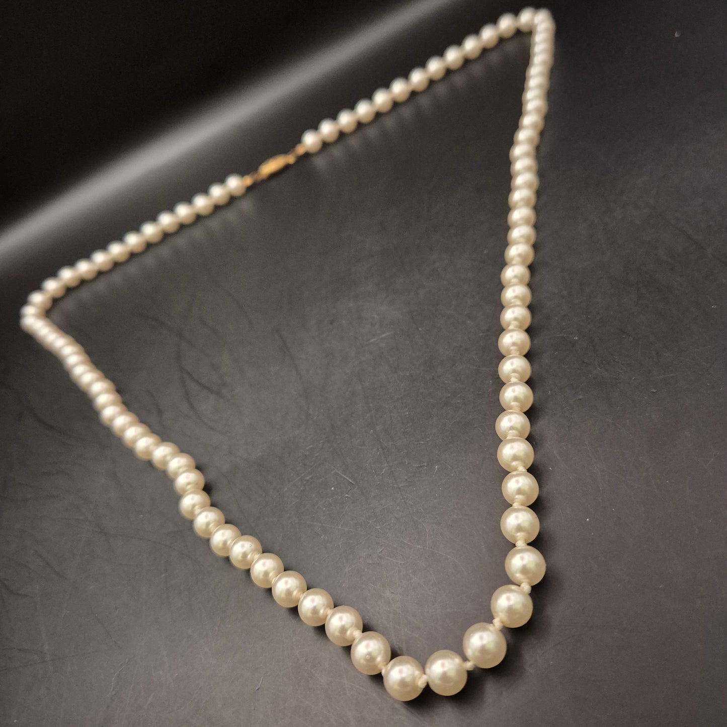 Elegantes Perlen-Collier – Verlaufende Größe mit Edler Kastenschließe