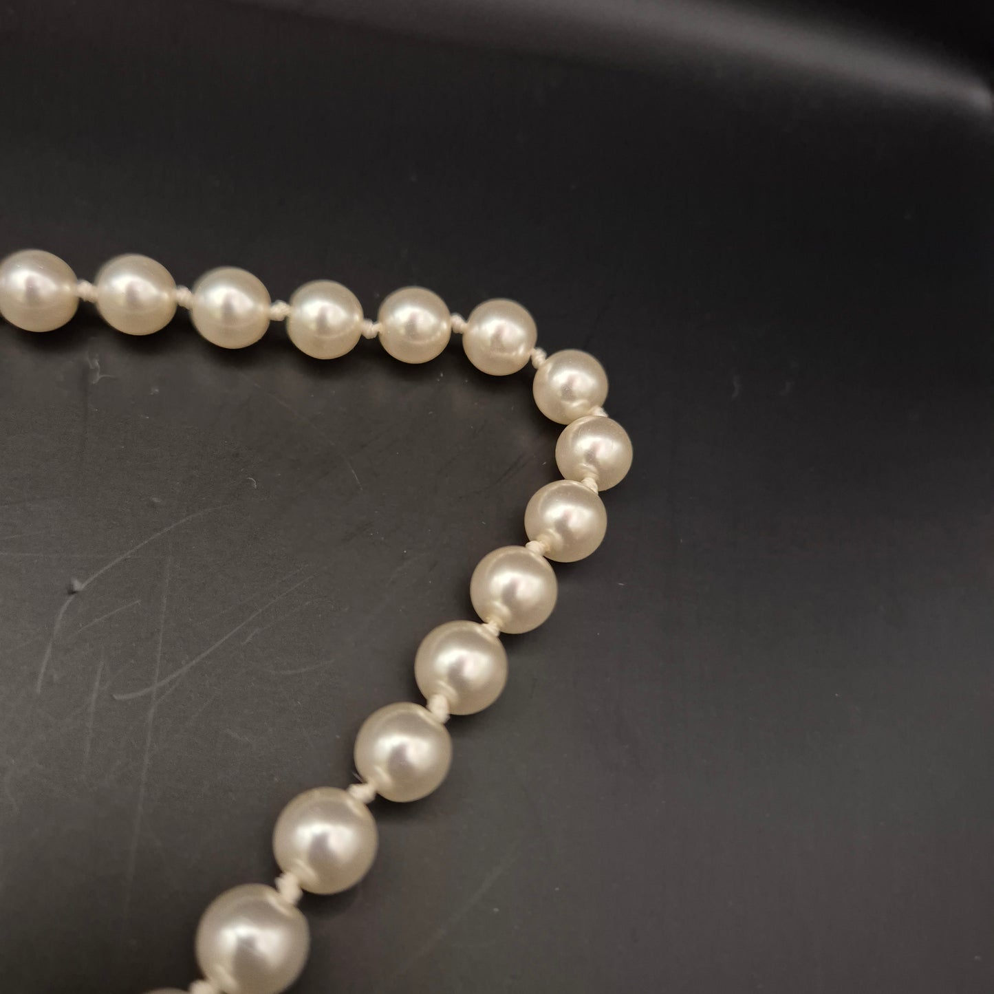 Elegantes Perlen-Collier – Verlaufende Größe mit Edler Kastenschließe