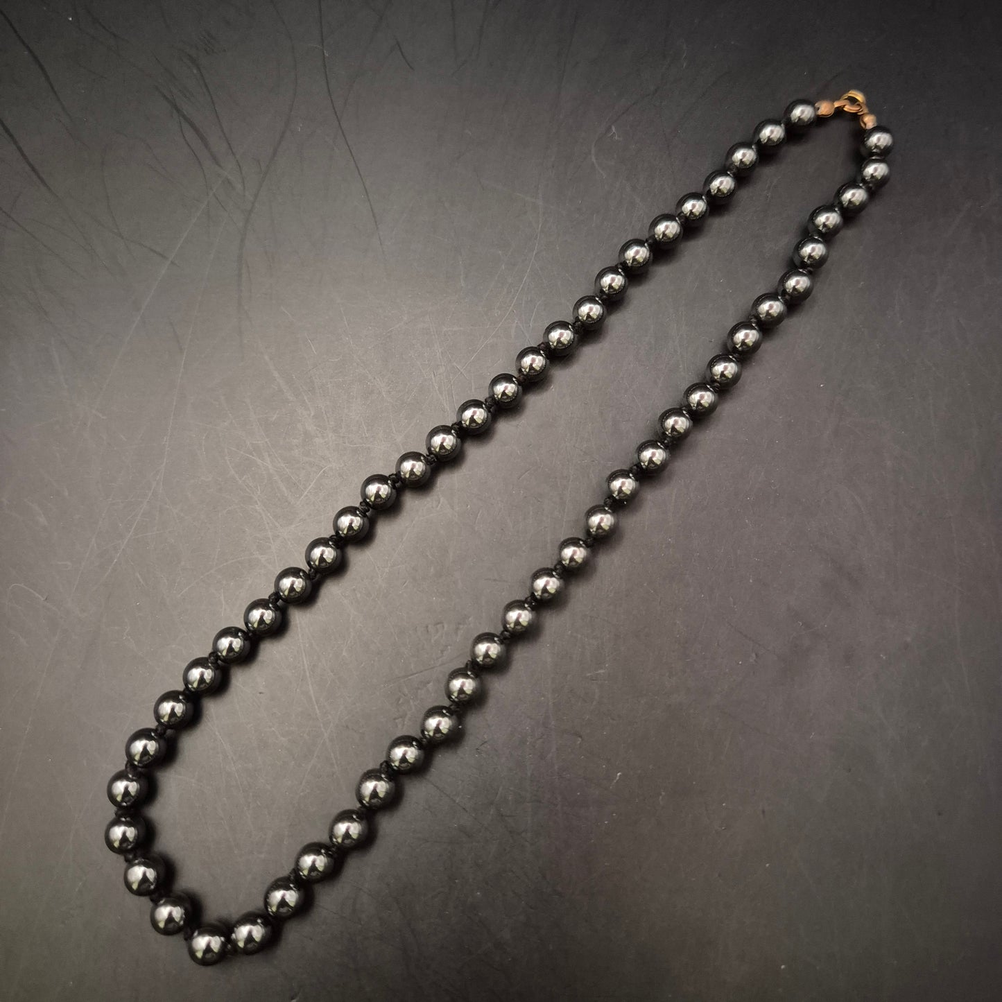 Elegantes Hämatit-Collier – Glänzende Steinkugeln in Schwarz-Metallic