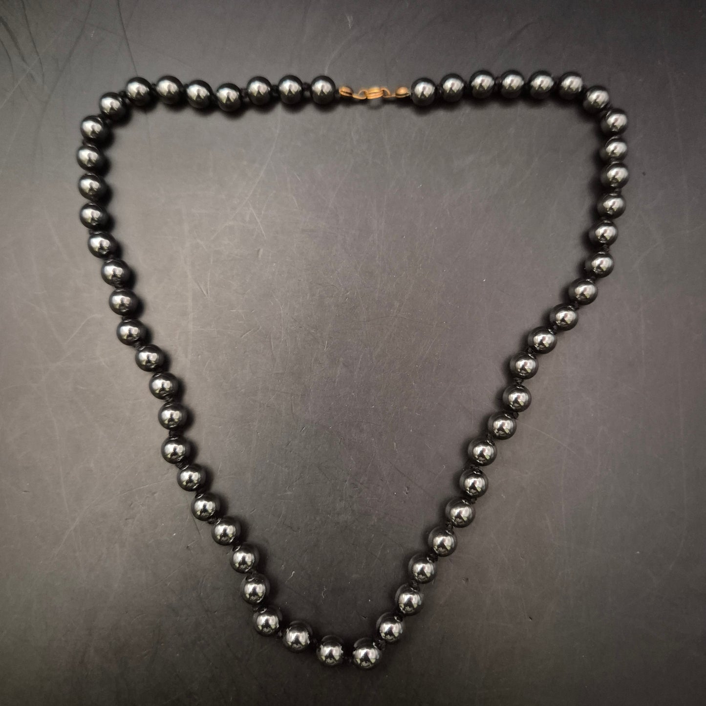 Elegantes Hämatit-Collier – Glänzende Steinkugeln in Schwarz-Metallic