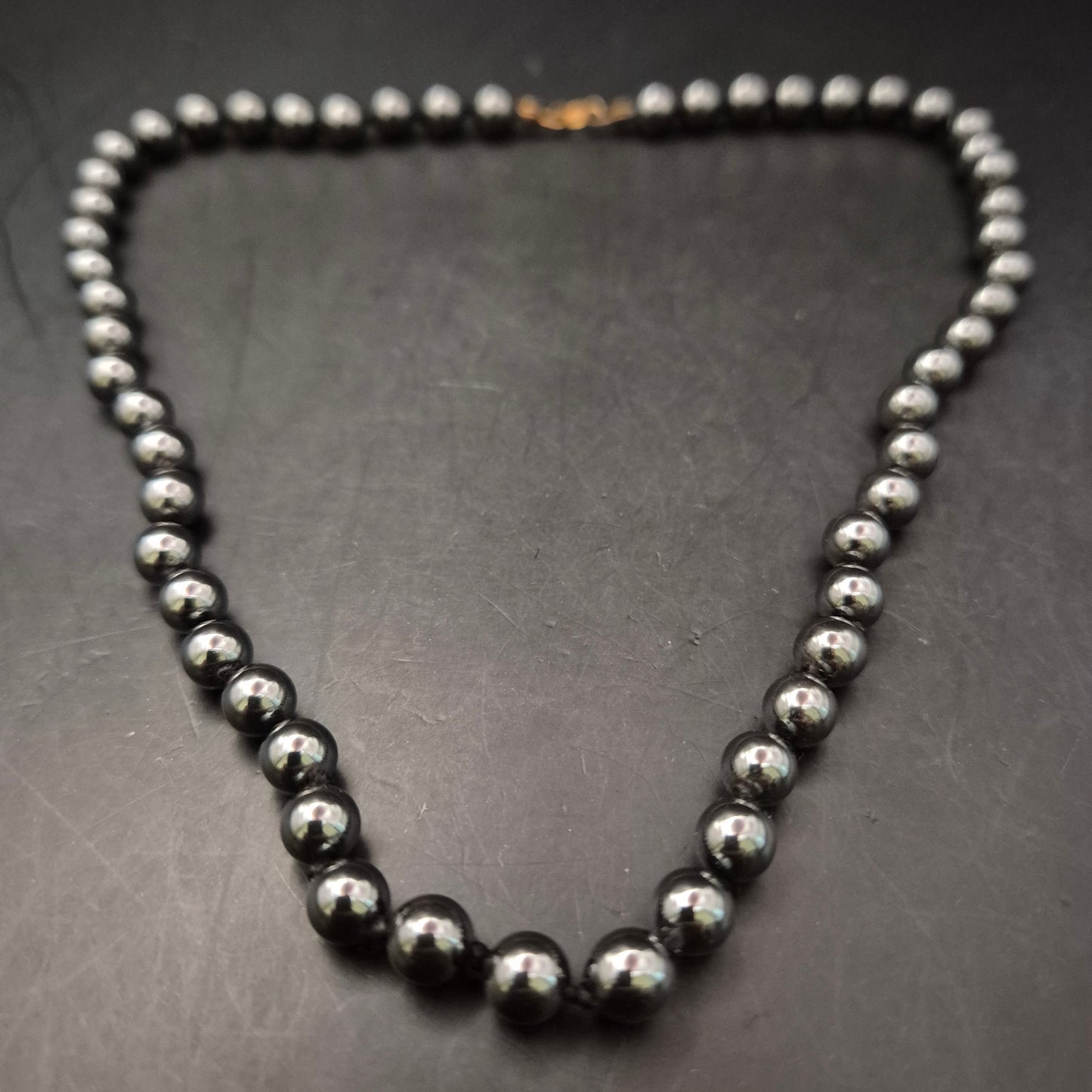 Elegantes Hämatit-Collier – Glänzende Steinkugeln in Schwarz-Metallic