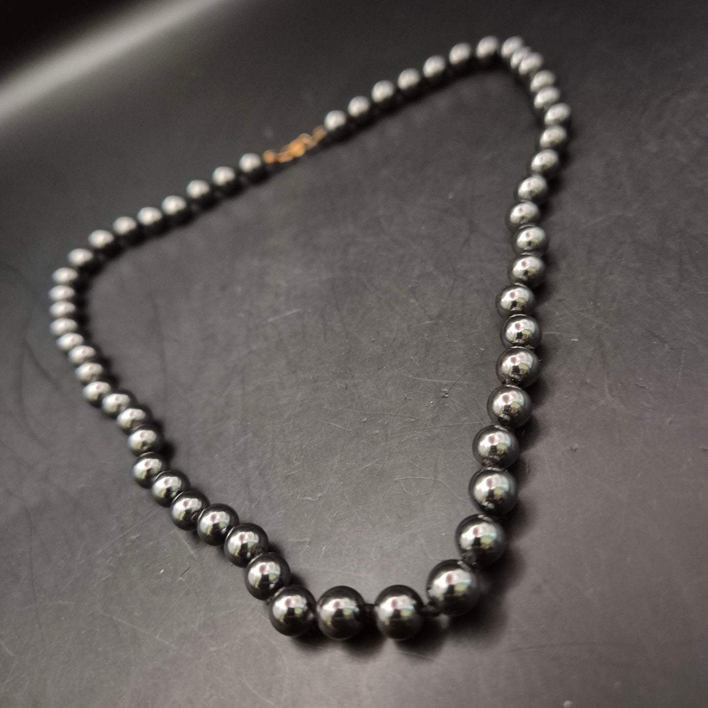 Elegantes Hämatit-Collier – Glänzende Steinkugeln in Schwarz-Metallic