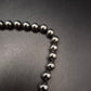 Elegantes Hämatit-Collier – Glänzende Steinkugeln in Schwarz-Metallic