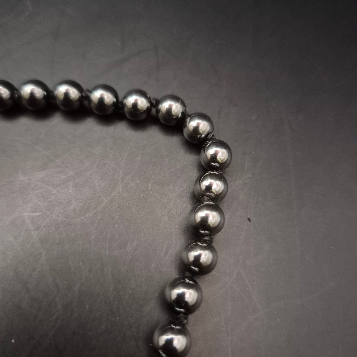 Elegantes Hämatit-Collier – Glänzende Steinkugeln in Schwarz-Metallic