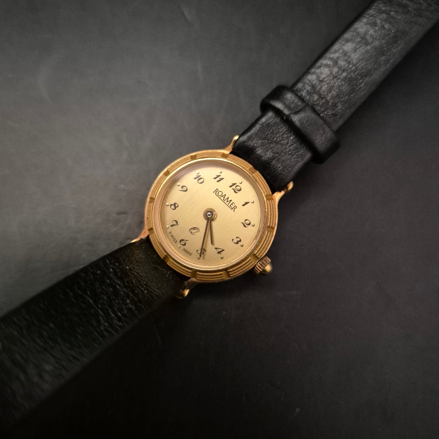 Elegante Roamer Damen Uhr – Swiss Made Quarz – Goldfarben & Klassisch