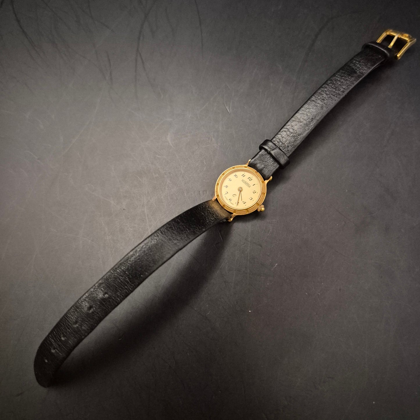 Elegante Roamer Damen Uhr – Swiss Made Quarz – Goldfarben & Klassisch