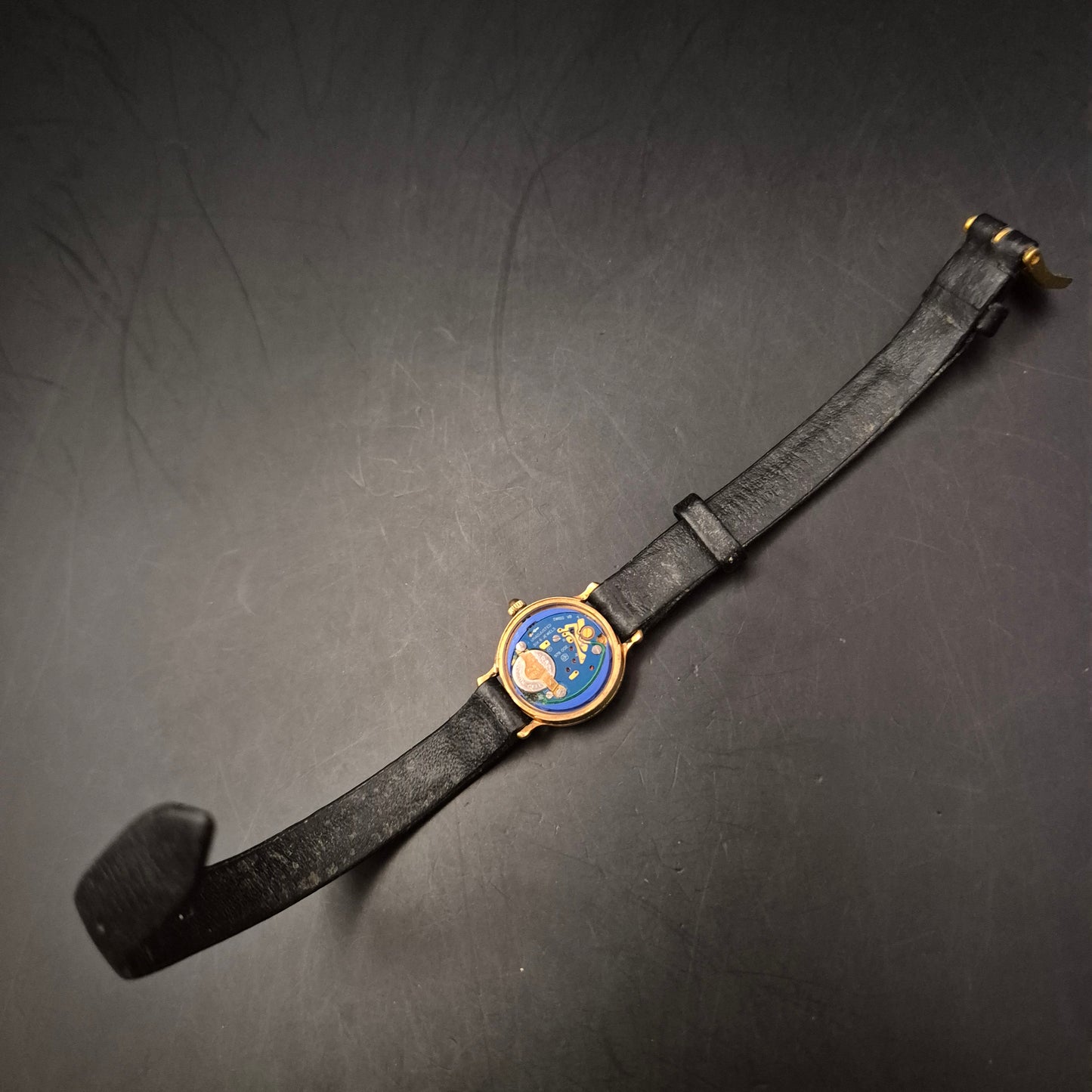 Elegante Roamer Damen Uhr – Swiss Made Quarz – Goldfarben & Klassisch