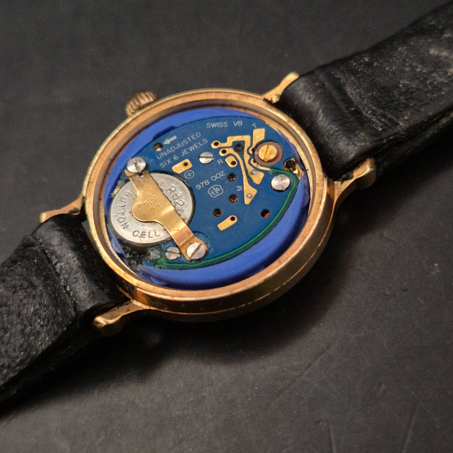 Elegante Roamer Damen Uhr – Swiss Made Quarz – Goldfarben & Klassisch