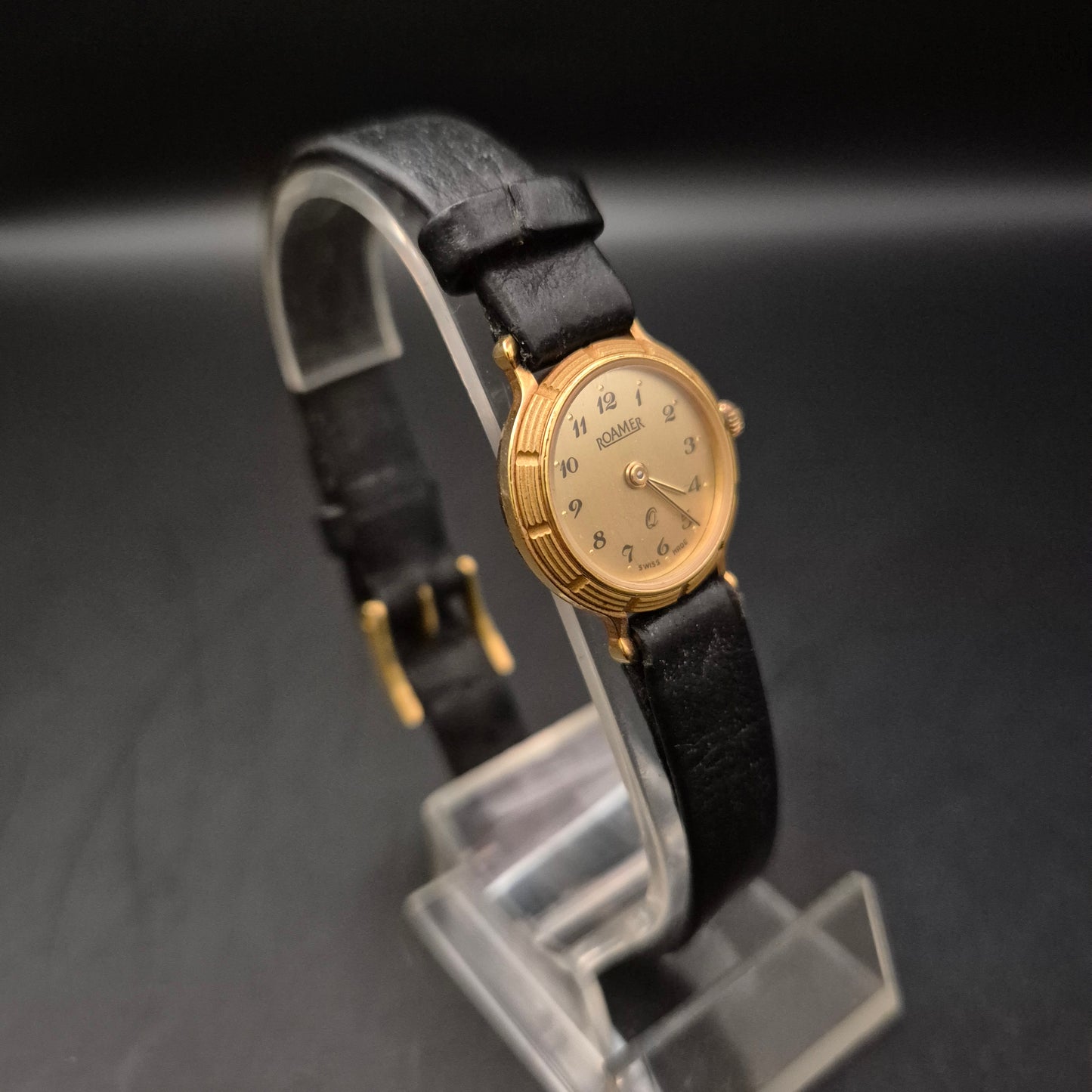 Elegante Roamer Damen Uhr – Swiss Made Quarz – Goldfarben & Klassisch