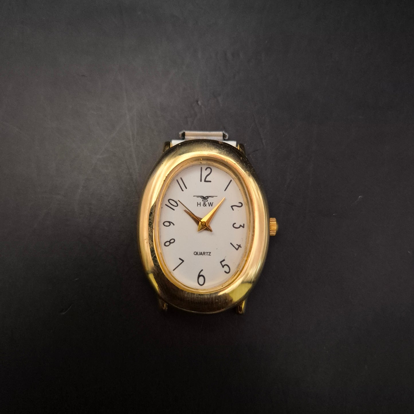 Ovaler H&W Quarz-Uhrkopf – Goldfarbenes Gehäuse – Ohne Armband